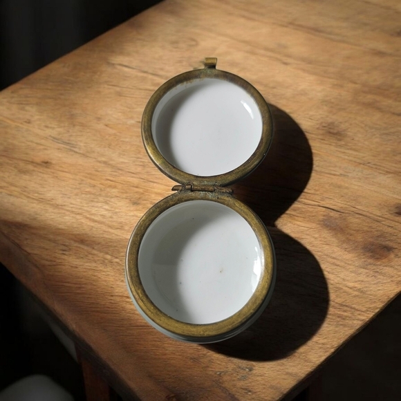 Antique trinket-pill box. Victorian - Picture 3 of 4